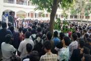 ১১ দাবিতে ক্লাস-পরীক্ষা বর্জন, দ্বিতীয় দিনের মতো আন্দোলন চ…