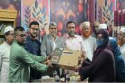 শিক্ষার্থীকে ল্যাপটপ দিলেন মেয়র প্রার্থী ড. হাফিজুর রহমান