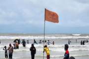 কক্সবাজার সৈকতে গোসলে নেমে স্রোতে ভেসে পর্যটক নিখোঁজ