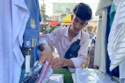 অভাবে থেমে যায় আইনজীবী হওয়ার স্বপ্ন, ভ্যানে পোশাক বিক্রি কর…