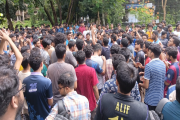 চুয়েটে চলছে শাটডাউন কর্মসূচি, প্রধান ফটকে তালা দিয়ে বিক্ষোভ…