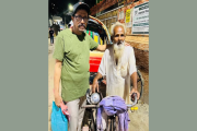 ৭৯ বছরের রিকশাচালক, ফারুকের সহায়তার প্রস্তাবে  বৃদ্ধ বললেন,…
