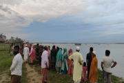 ট্রলারডুবিতে নিখোঁজের দুই দিন পর তিন ভাই-বোনের মরদেহ উদ্ধার…