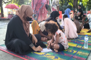 পথশিশুদের হাতে খাতা-কলম, শিক্ষার আলো ছড়াচ্ছে ঢাবির তরী স্কুল