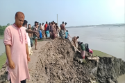রাতের আঁধারে শুরু হওয়া ভাঙন সকালেই নিয়েছে ভয়াবহ রূপ, প্লাবন…