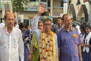 ২৬ বছর পর প্রিয় শিক্ষককে বিদায়, বাড়ি পর্যন্ত পিছু নিল শিক্ষ…