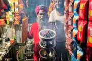 ধূপের ধোঁয়ায় ২০ বছরের জীবন, ৫-১০ টাকায় চলে নয়নের সংসার