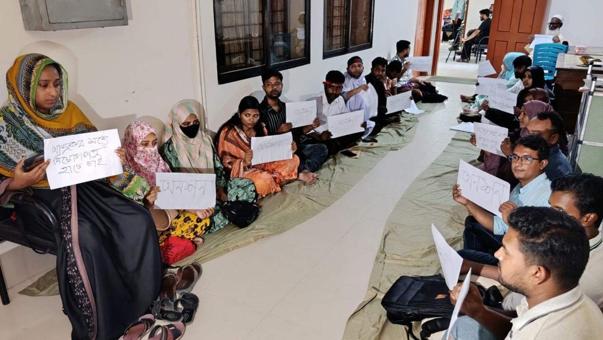 নিয়োগপত্র না পেয়ে জামালপুর জেলা প্রাথমিক শিক্ষা কর্মকর্তার কার্যালয়ে অনশন