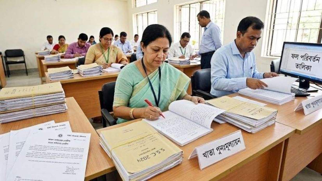 শিক্ষকদের খাতা মূল্যায়ন 