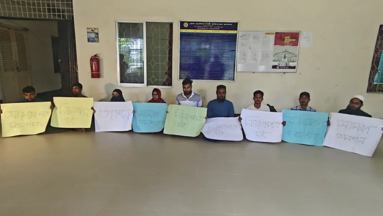 নিয়োগপত্র পাওয়ার পূর্বে অনশনরত শিক্ষকরা
