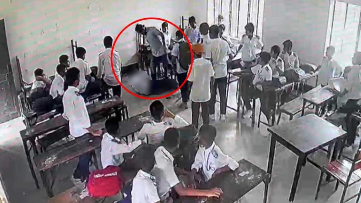 মুন্সীগঞ্জের সিরাজদিখানে বিদ্যালয়ের ক্লাসরুমে ঢুকে কোমলমতিদের সামনেই ছাত্রকে তিনবার আছাড় দিচ্ছেন সহপাঠীর বাবা
