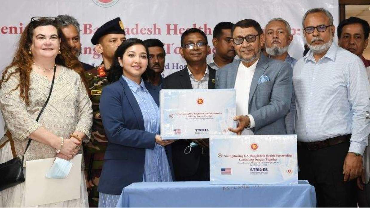 ডেঙ্গু পরীক্ষার কিট হস্তান্তর অনুষ্ঠান