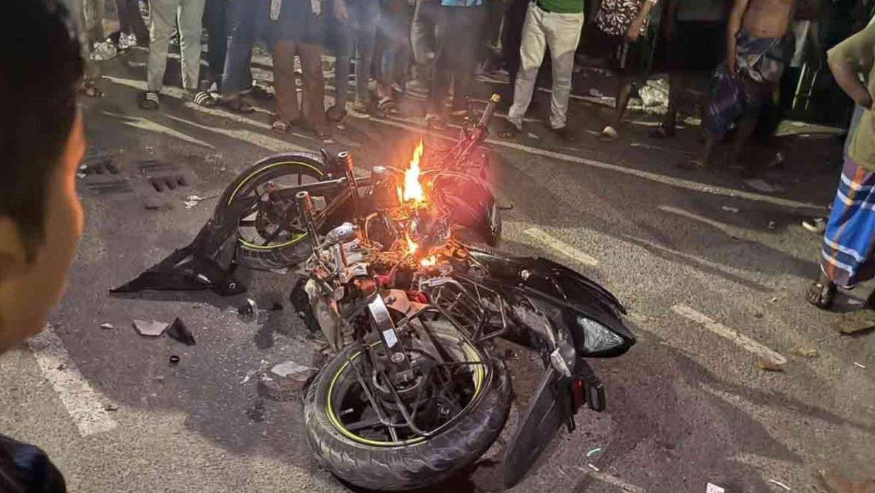মোটরসাইকেলে আগুন-ভাঙচুর