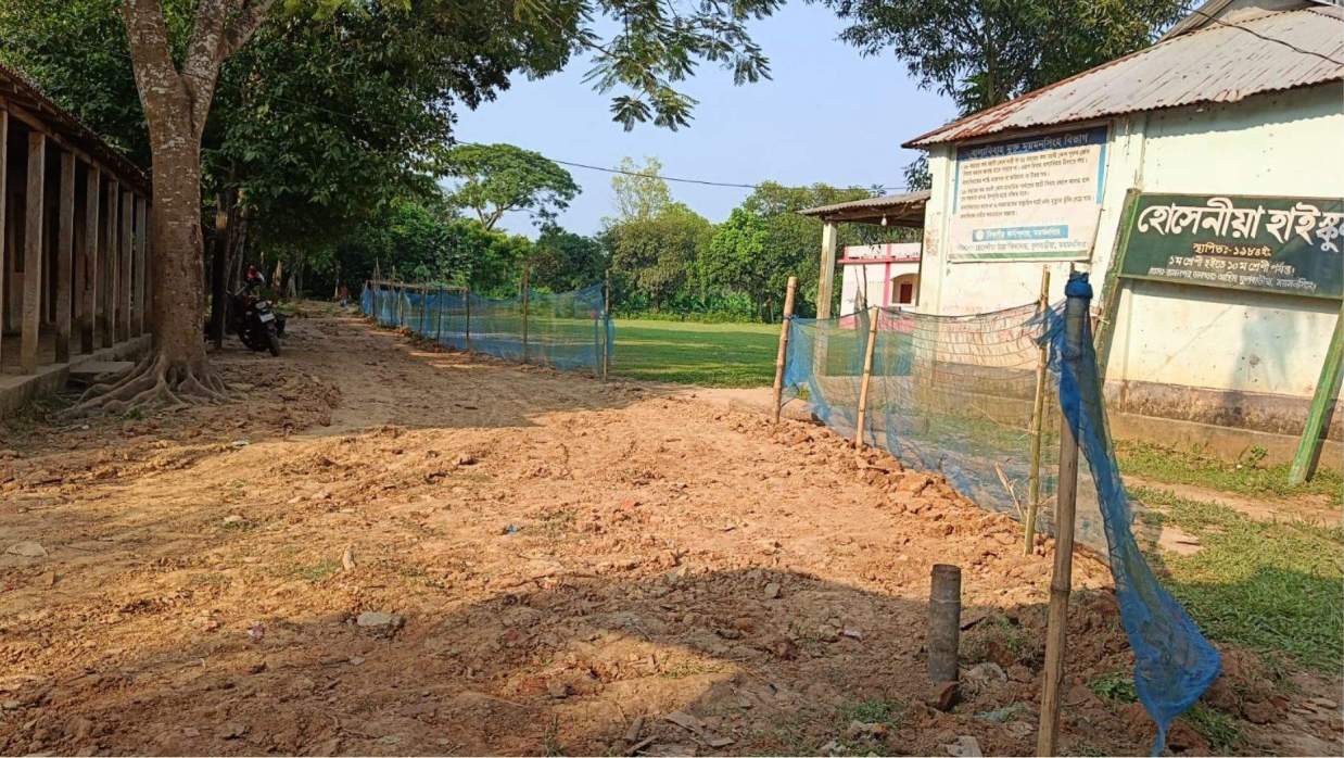 বিদ্যালয়ের মাঠের মাঝখান দিয়ে নতুন রাস্তা নির্মাণ