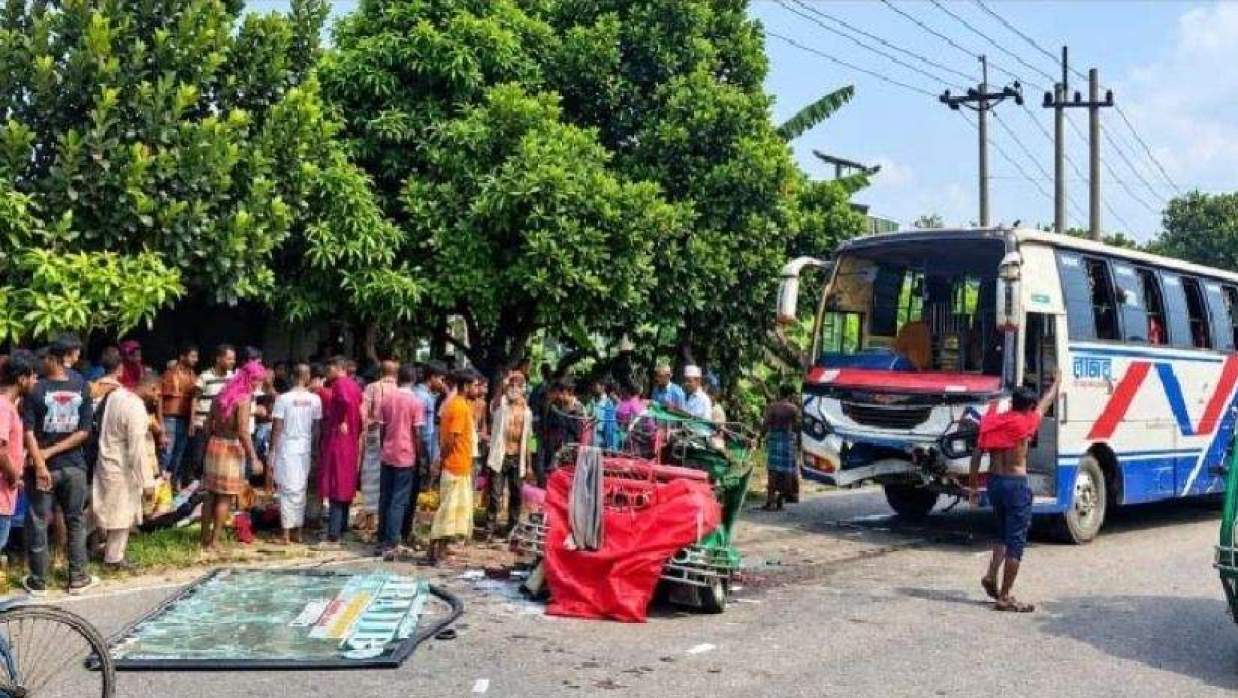  সিএনজিকে চাপা দেওয়া ৭জনের মৃত্যু 