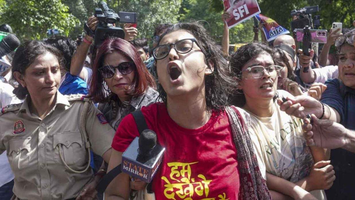 নির্বাচন কমিশনারের পদত্যাগের চেয়ে করা বিক্ষোেভ থেকে আটক করছে দিল্লী পুলিশ 