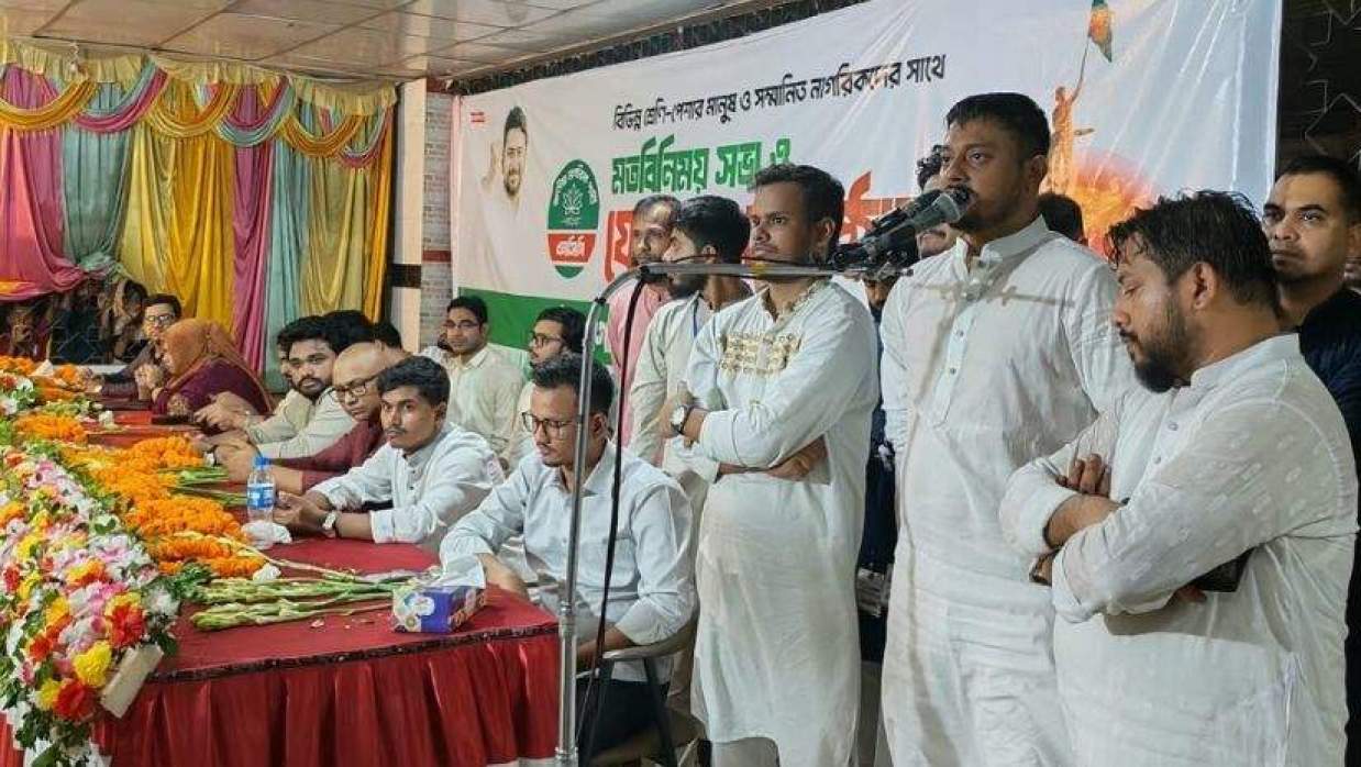 নাসীরুদ্দীন পাটওয়ারী কথা বলছেন