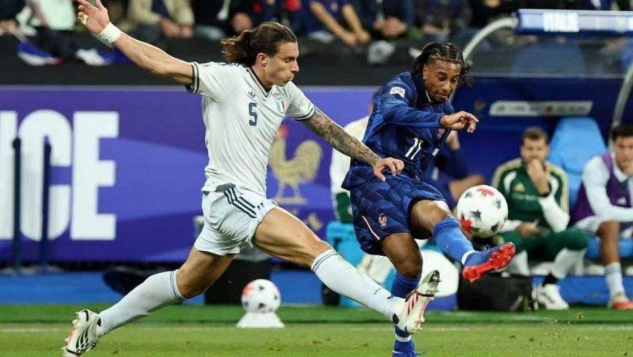  ইতালি ও ফ্রান্সের বল দখলের লড়াই 