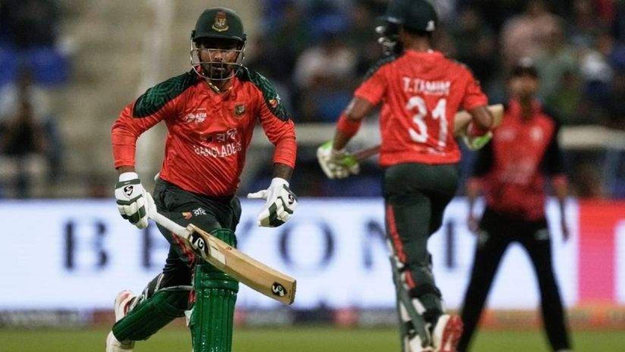 ব্যাটিং বিপর্যয়ে বাংলাদেশ 