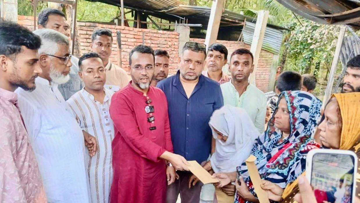 অসহায় পরিবারের পাশে দাঁড়ালেন বিএনপি নেতা মিঠু