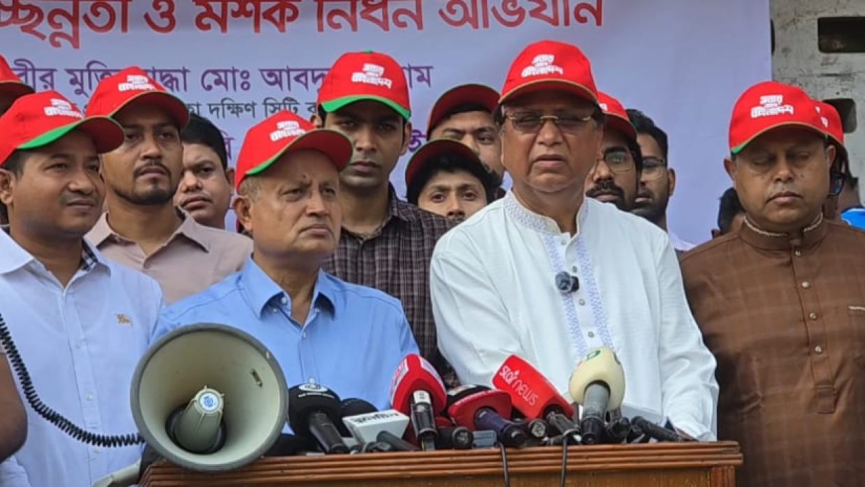 মশক নিধন অভিযানে ঢাবি উপাচার্য 