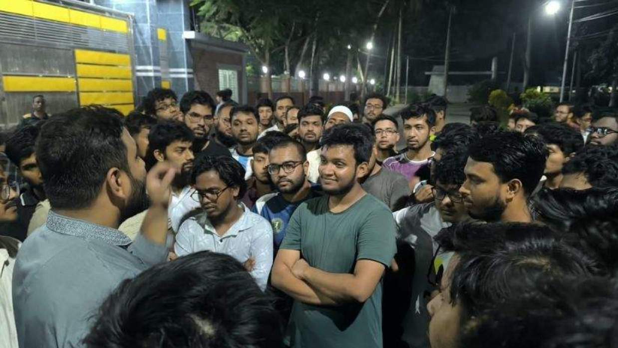 লিফট চালুর দাবিতে উপাচার্যের বাসভবনে যাত্রা শিক্ষার্থীদের