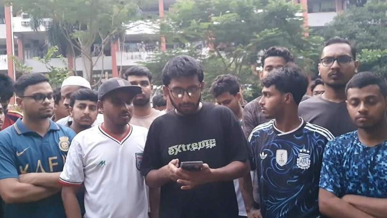 যবিপ্রবি শিক্ষার্থী জুয়েল আল ইমরানকে থাপ্পড় মেরে কানের পর্দা ক্ষতিগ্রস্ত করায় জড়িতদের বিরুদ্ধে ব্যবস্থা নিতে আল্টিমেটাম দিয়েছেন ফার্মেসি বিভাগের শিক্ষার্থীরা