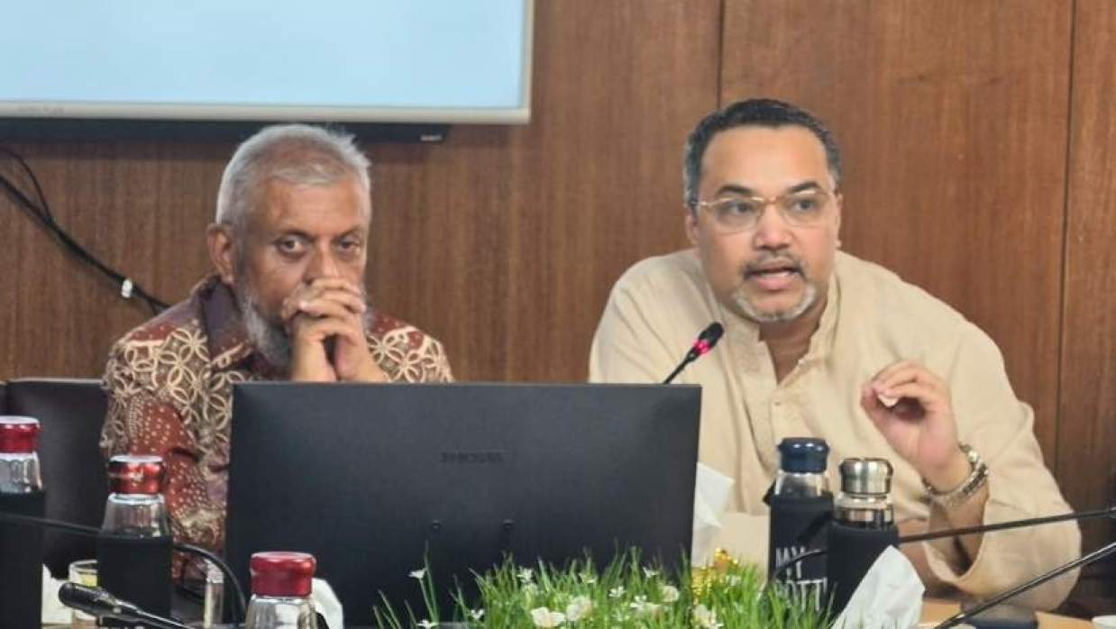 সচিবালয়ে শ্রম ও কর্মসংস্থান মন্ত্রণালয়ের সভাকক্ষে কথা বলছেন মাহ্দী আমিন