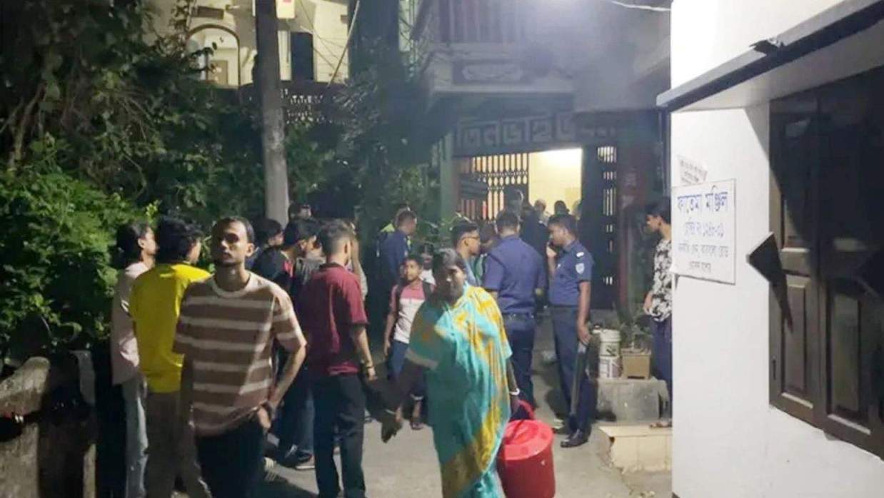 ছাত্রীনিবাসের গেটে তালা