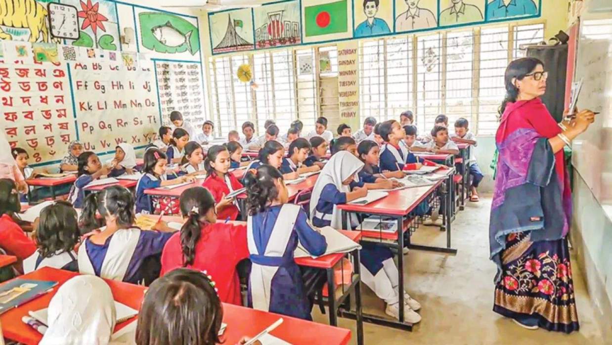 ক্লাস নিচ্ছেন শিক্ষক