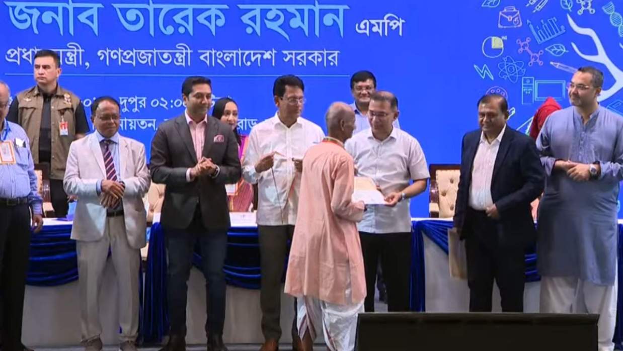 সারাদেশের ১০২ জন গুণী শিক্ষককে সম্মাননা দিয়েছে সরকার