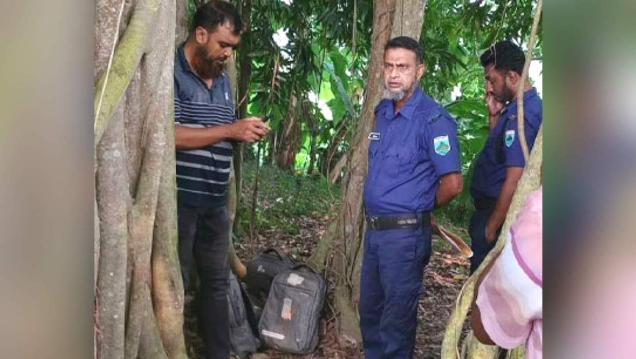 তফিজ উদ্দিন আহমেদ উচ্চ বিদ্যালয়ের কম্পিউটার ল্যাব থেকে চুরি হওয়া ল্যাপটপগুলো ঝোপঝাড় থেকে উদ্ধার করেছে পুলিশ