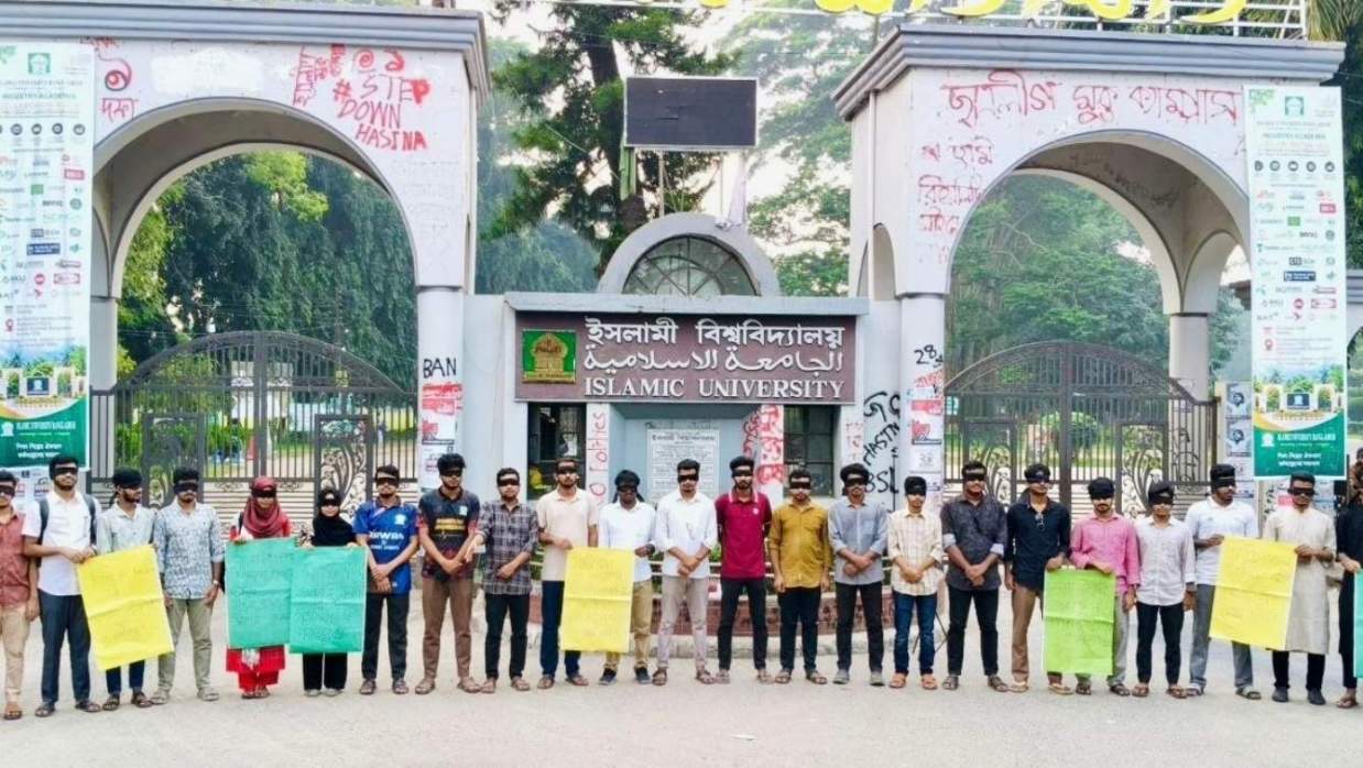 ছাত্রদল কর্তৃক রাবি সাংবাদিকদের ওপর হামলার প্রতিবাদে ইবি সাংবাদিকদের মৌন অবস্থান