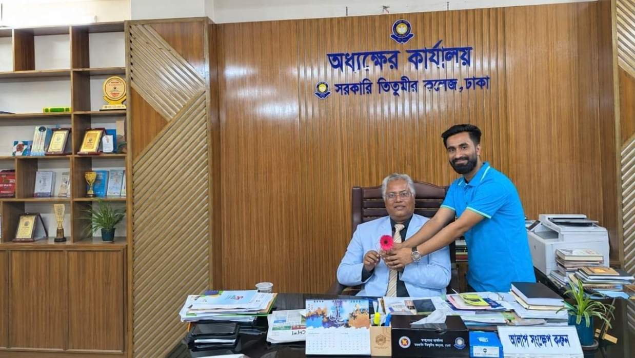 তিতুমীর কলেজের অধ্যক্ষকে ফুল দিয়ে শুভেচ্ছা জানাচ্ছেন মাসুদ রানা