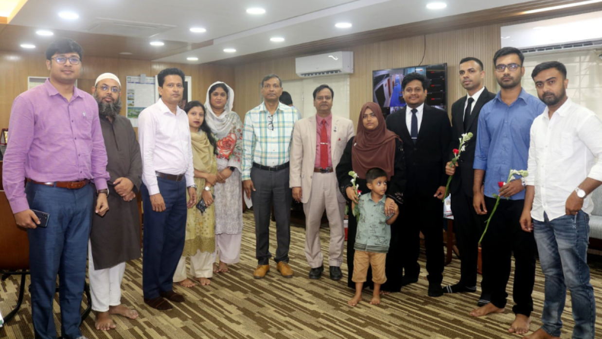 উপাচার্য কর্তৃক শিক্ষার্থীদের ফুলেল শুভেচ্ছা প্রদান