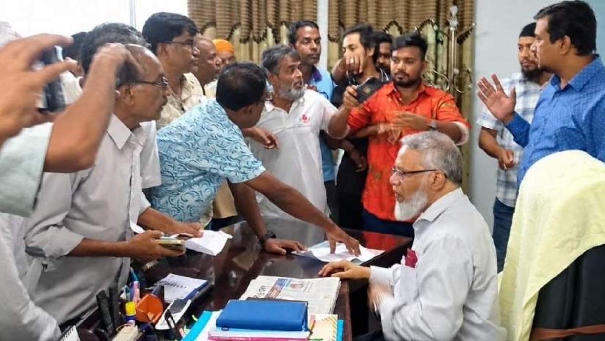 রামেবি উপাচার্যকে পদত্যাগে বাধ্য করার সময়
