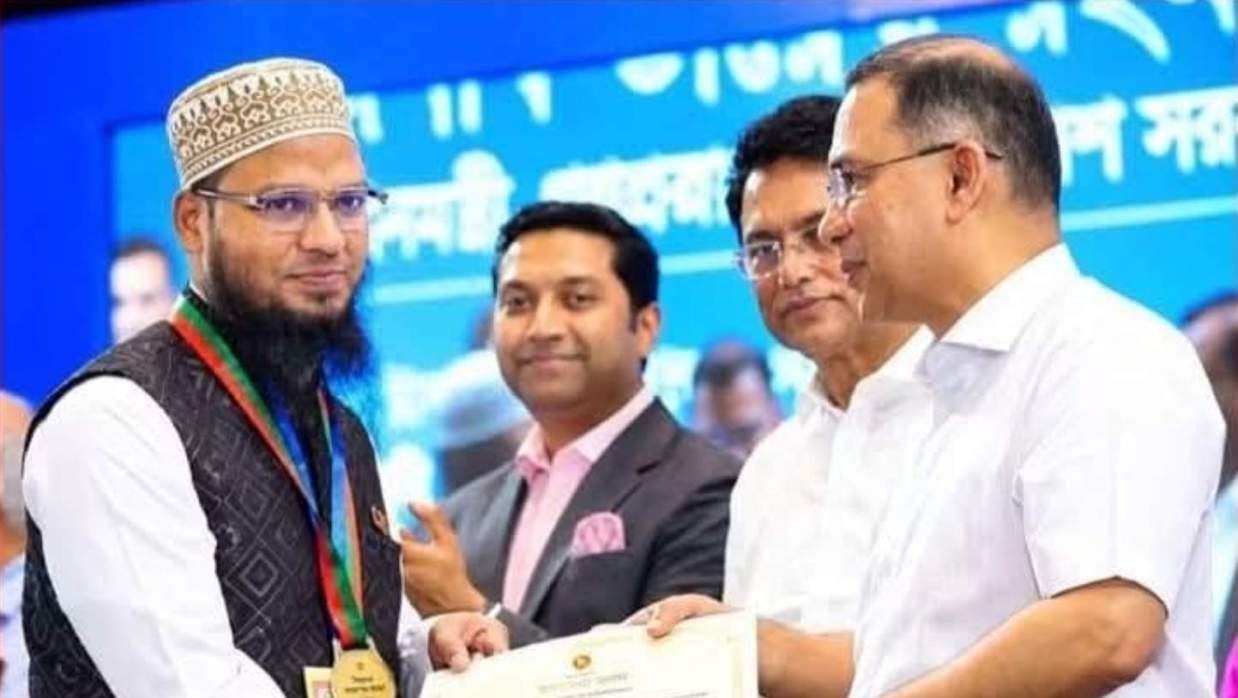 জাতীয় পর্যায়ে ‘শ্রেষ্ঠ গুণী শিক্ষক’ সম্মাননা পেলেন পাবনার মাদ্রাসা শিক্ষক ইমরান