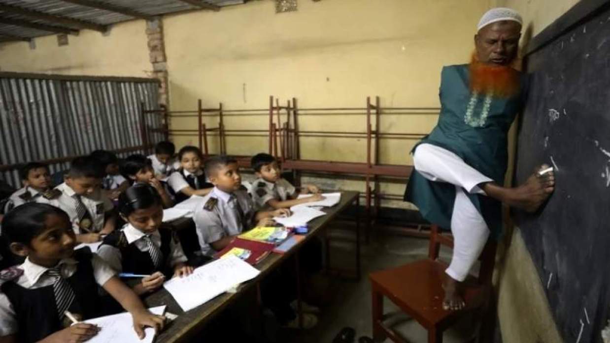 পা দিয়ে লিখে ক্লাস নিচ্ছেন দুখু মিয়া