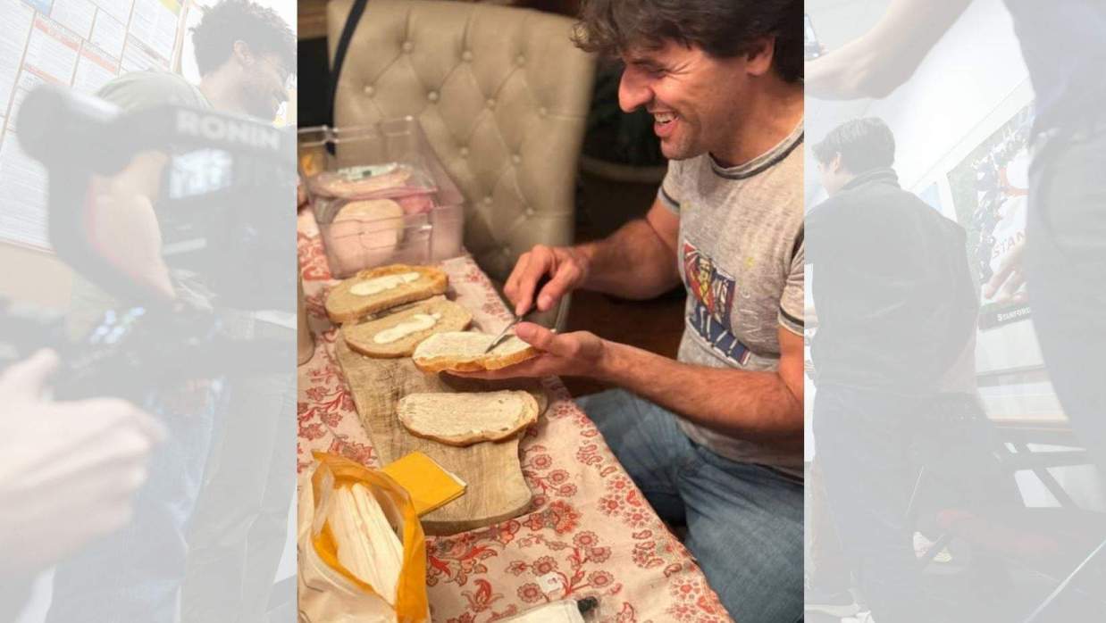চিকিৎসায় যৌথভাবে নোবেল পাওয়া কার্ল ডেইসেরথ সন্তানদের জন্য স্যান্ডউইচ বানাচ্ছেন