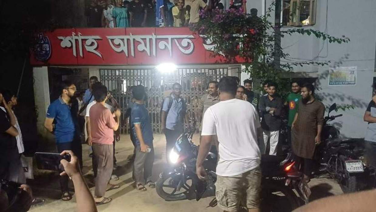 চবির শাহ আমানত হলের মূল ফটকে তালা দিয়েছেন আবাসিক শিক্ষার্থীরা