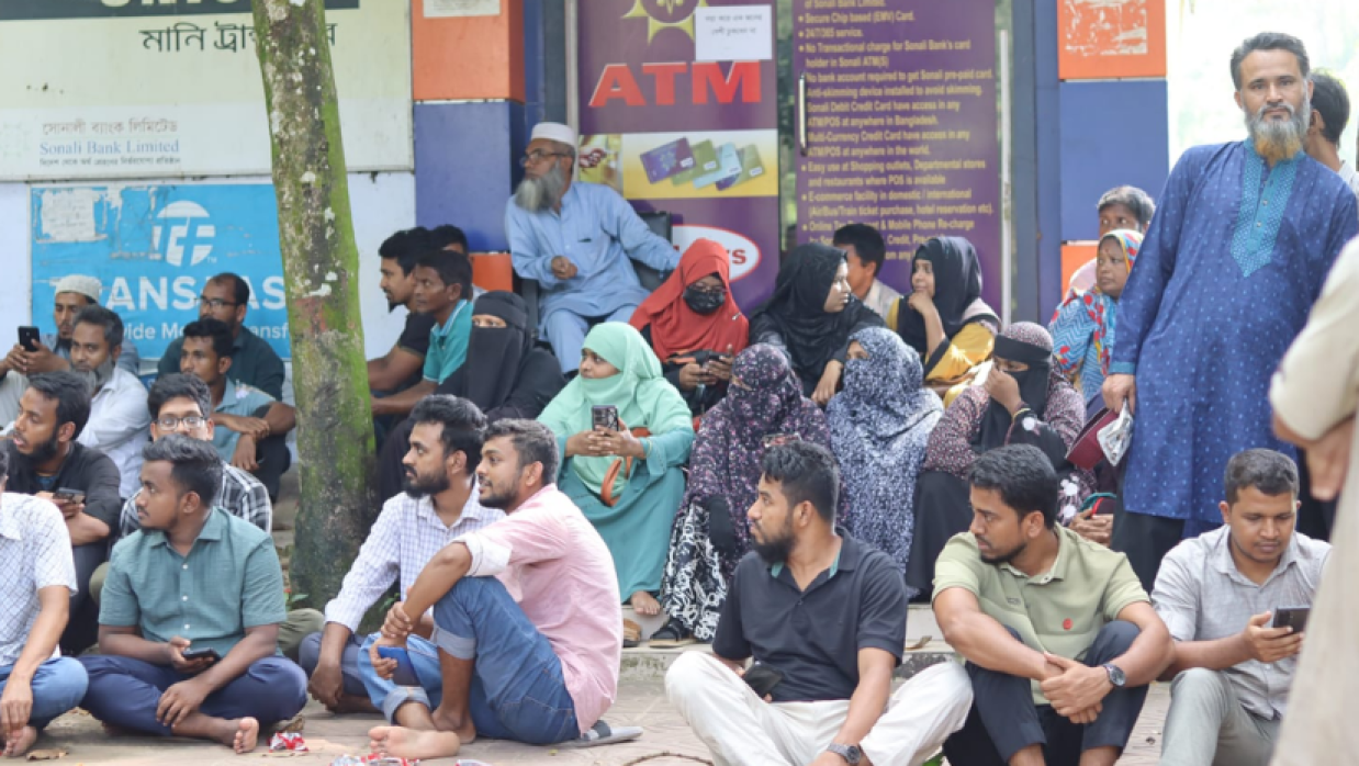চুয়েট কর্মচারীদের অবস্থান কর্মসূচি