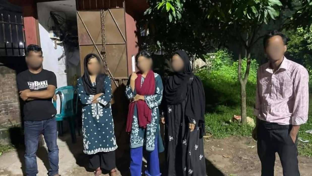 জাবি থেকে তিন নারীসহ পাঁচ বহিরাগত আটক