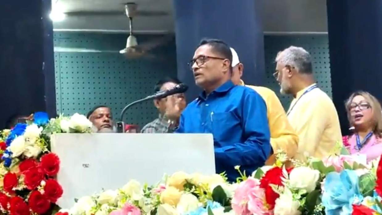 রাজধানীর ইঞ্জিনিয়ার্স ইনস্টিটিউট মিলনায়তনে শিক্ষক কর্মচারী ঐক্যজোট অনুষ্ঠানে বক্তব্য দিচ্ছেন শিক্ষক নেতা অধ্যক্ষ মোশাররফ হোসেন লিটন