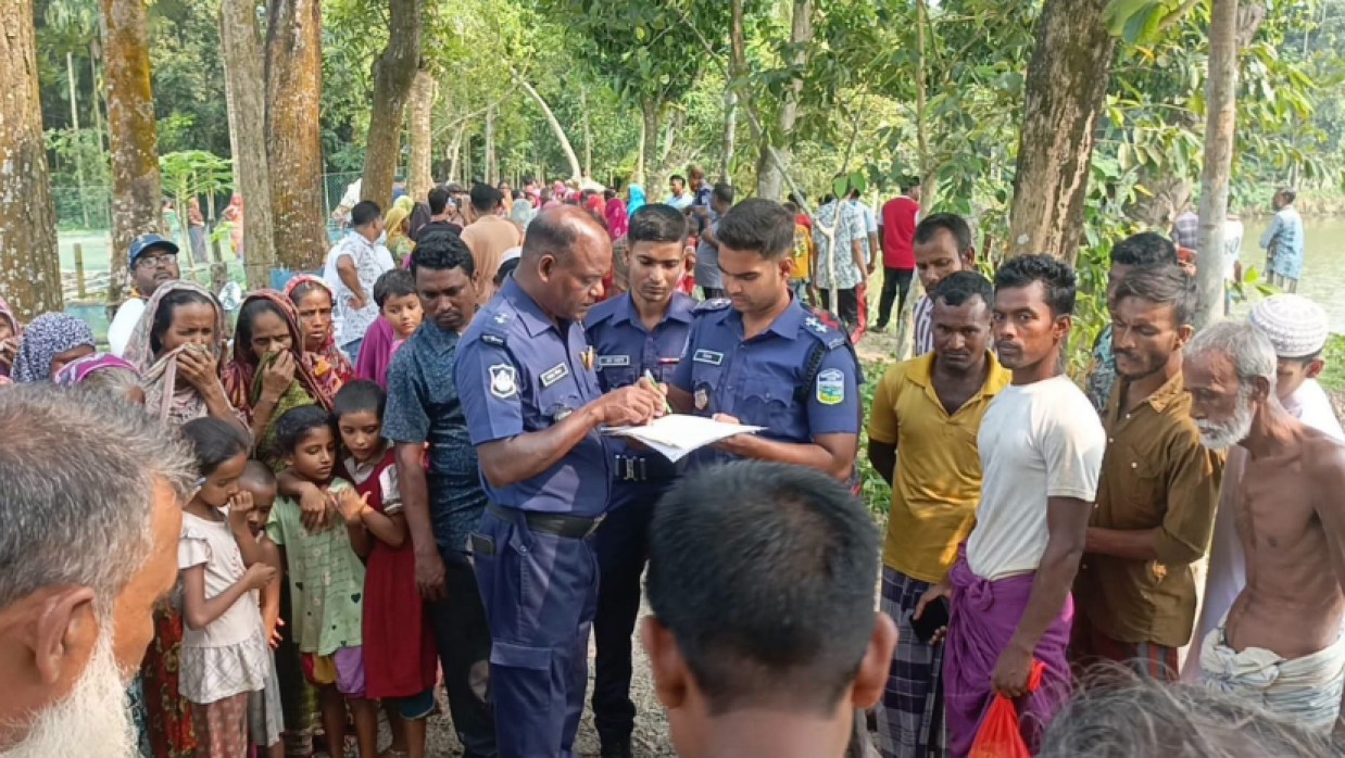 ঘটনাস্থলে পুলিশ ও স্থানীয়রা