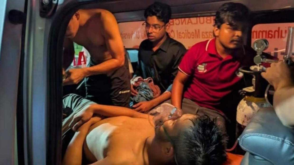 ছাত্রদলের দুই গ্রুপের সংঘর্ষের পর আহত শিক্ষার্থীদের হাসপাতালে নেওয়া হচ্ছে
