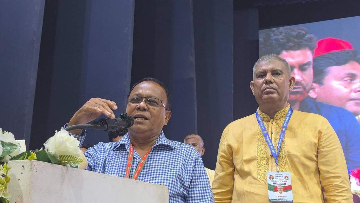 রাজধানীর ইঞ্জিনিয়ার্স ইনস্টিটিউট মিলনায়তনে শিক্ষক কর্মচারী ঐক্যজোট অনুষ্ঠানে বক্তব্য দিচ্ছেন অধ্যক্ষ সেলিম ভূঁইয়া