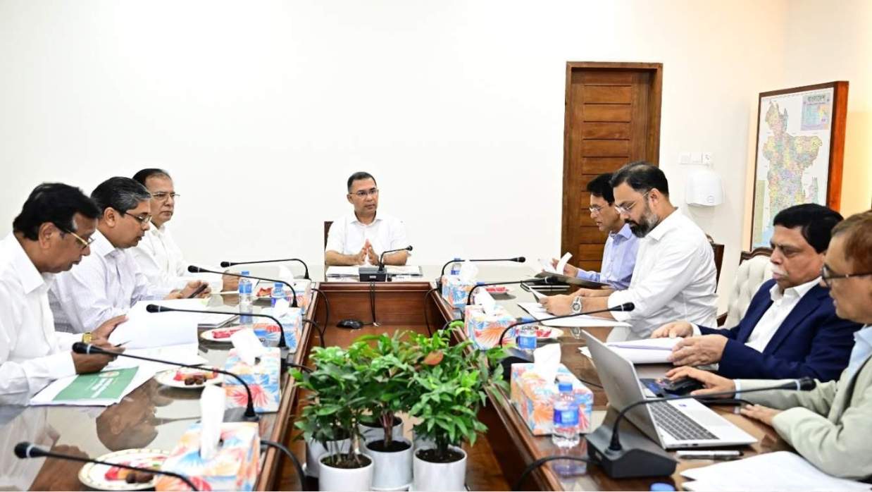 সচিবালয়ের মন্ত্রিপরিষদ বিভাগের সভাকক্ষে প্রধানমন্ত্রীর সভাপতিত্বে আয়োজিত বৈঠক