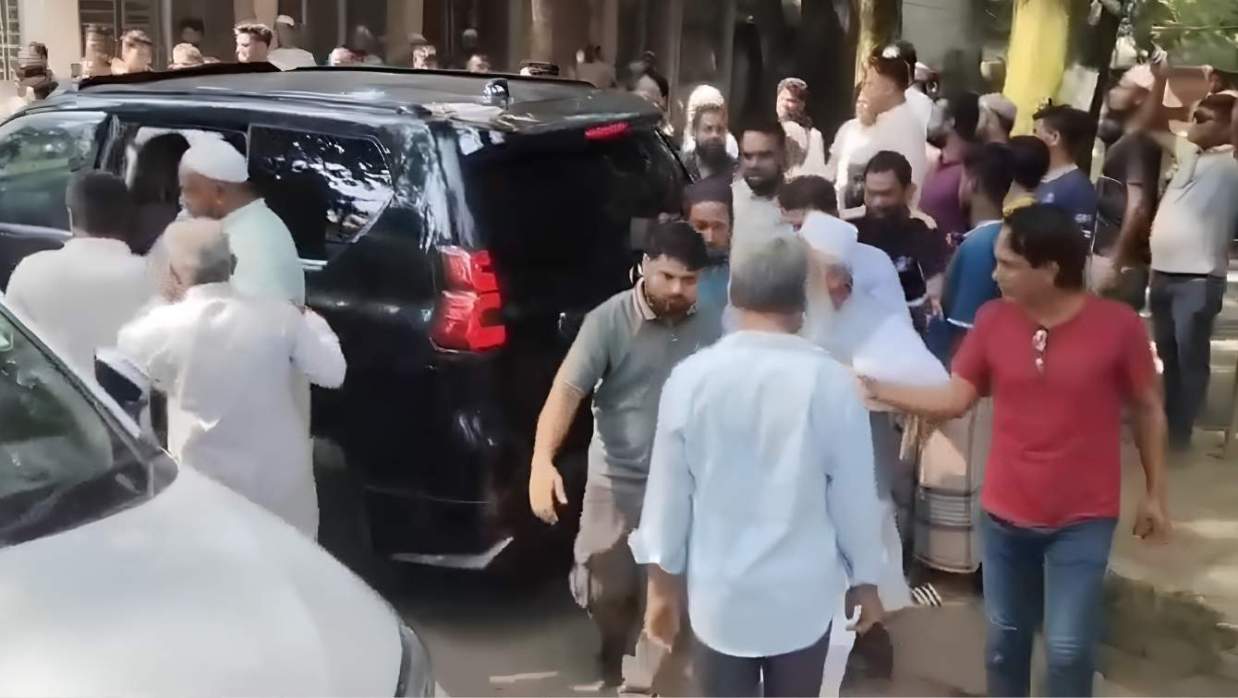 সাতকানিয়া উপজেলা স্বাস্থ্য কমপ্লেক্সের প্রধান ফটকের সামনে জামায়াত-বিএনপি সংঘর্ষ