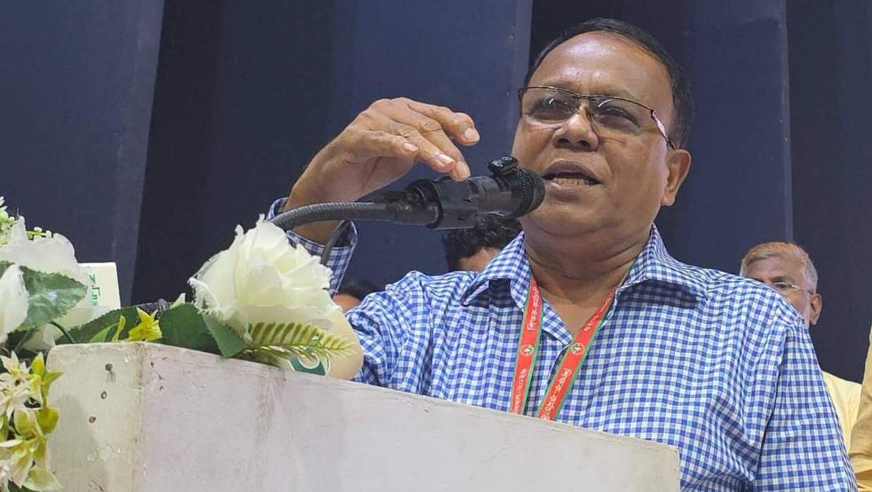 রাজধানীর ইঞ্জিনিয়ার্স ইনস্টিটিউট মিলনায়তনে শিক্ষক কর্মচারী ঐক্যজোট অনুষ্ঠানে বক্তব্য দিচ্ছেন অধ্যক্ষ সেলিম ভূঁইয়া 