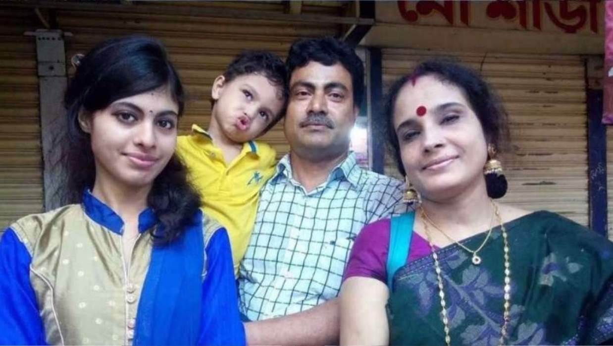 অবসরপ্রাপ্ত শিক্ষক গণপতি চক্রবর্তী ও পরিবার